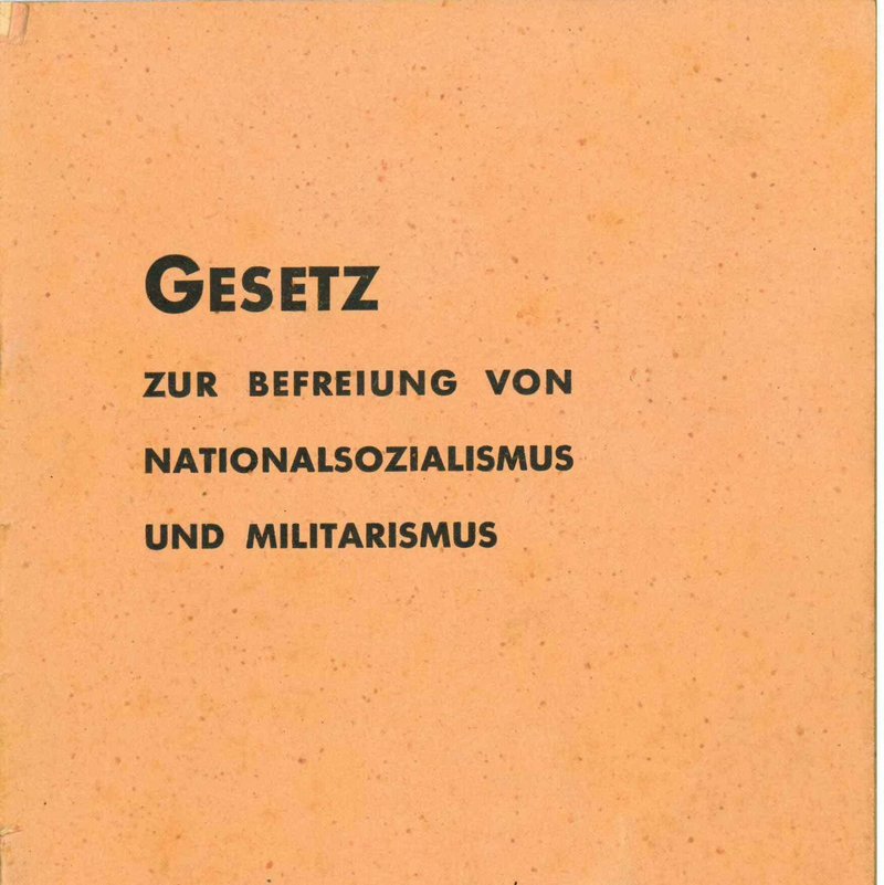 Titelseite der Broschüre „Gesetz zur Befreiung von Nationalsozialismus und Militarismus und Durchführungsverordnungen“, München 1946