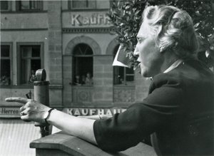 Maria Probst auf einer Protestversammlung gegen die Ausweitung des Truppenübungsplatzes Hammelburg 1951