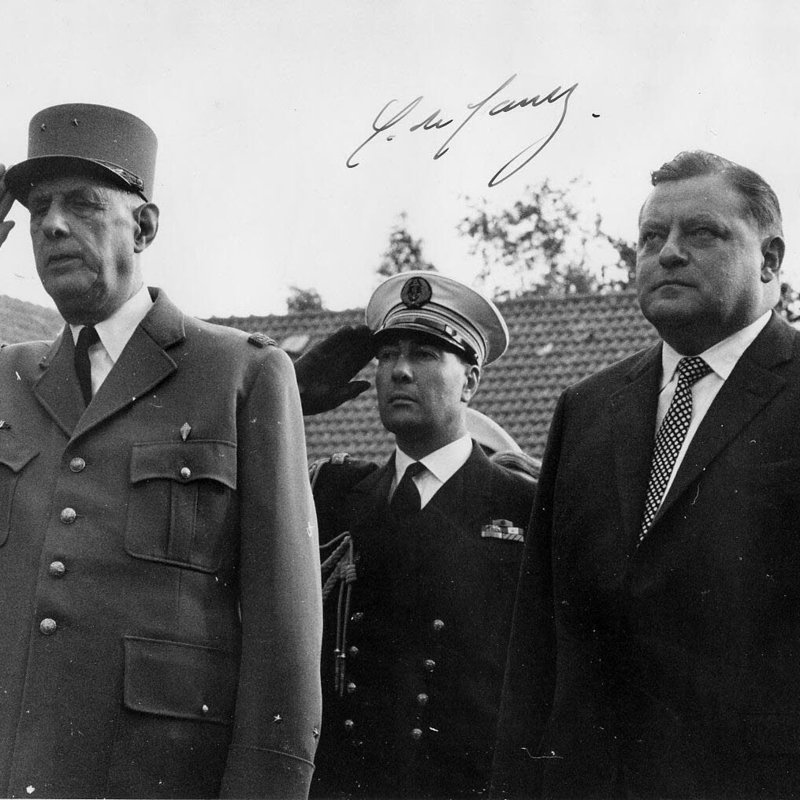Vom französischen Präsidenten, General Charles de Gaulle, für Franz Josef Strauß signiertes Foto anlässlich des Besuchs bei der Führungsakademie der Bundeswehr am 7.9.1962 in Hamburg