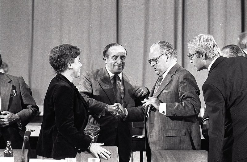 Auf dem CSU-Parteitag am 28./29.9.1979 in München: Die beiden früheren Postminister Werner Dollinger (1966-1969) und Richard Stücklen (1957-1966) im Gespräch mit Mathilde Berghofer-Weichner und Edmund Stoiber.