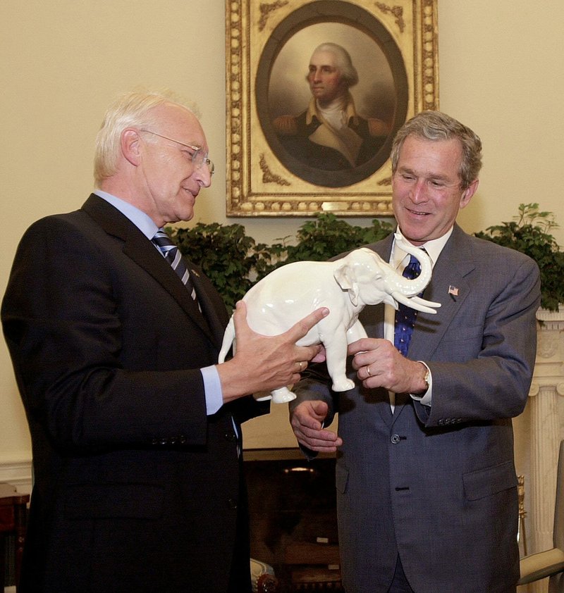 Ministerpräsident Edmund Stoiber überreicht am 12.4.2002 im Rahmen seiner USA-Reise US-Präsident George W. Bush sein Gastgeschenk.