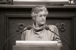 Mathilde Berghofer-Weichner bei der Regierungserklärung am 10.12.1986