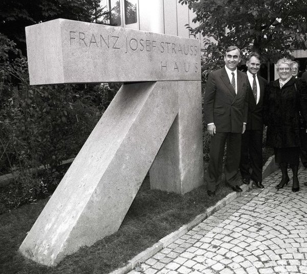 Theo Waigel, Erwin Huber und Mathilde Berghofer-Weichner bei der Benennung des Gebäudes der CSU-Landesleitung in der Nymphenburger Straße 64 nach Franz Josef Strauß im Oktober 1989