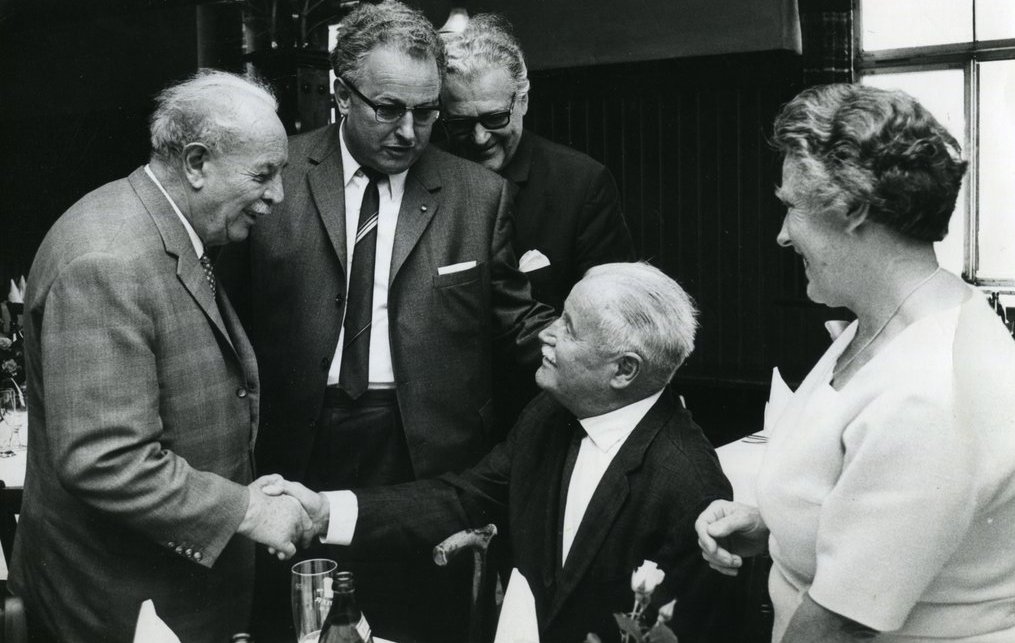 Max Zillibiller und Frau Ottilie mit Landtagspräsident Rudolf Hanauer (CSU), Hanns Martin Schmidramsl (CSU) und Ministerpräsident a.D. Wilhelm Hoegner (SPD)