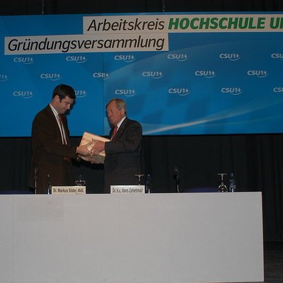 Markus Söder und Hans Zehetmair bei der Gründungsversammlung des AKH am 3.12.2004 in Germering
