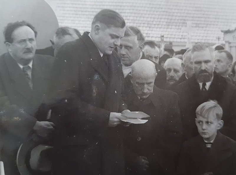 Landrat Franz Josef Strauß spricht auf der Beerdigung von Andreas Lang, links im Bild Landtagspräsident Michael Horlacher, rechts mit Bart Staatsminister Alois Hundhammer