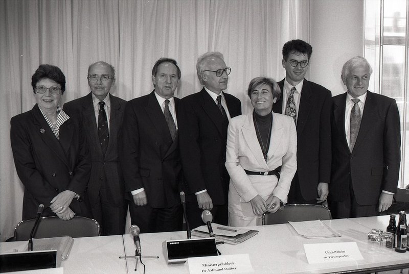 Treffen der CSU Europaabgeordneten mit Ministerpräsident Edmund Stoiber am 27.9.1993 in der Bayerischen Staatskanzlei: v.li Maren Günther, Otto von Habsburg, Ingo Friedrich, E. Stoiber, Ursula Schleicher, Gerd Müller, Edgar Schiedermeier.