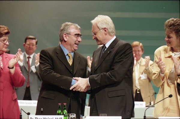 Theo Waigel und Edmund Stoiber auf dem Parteitag am 16.01.1999