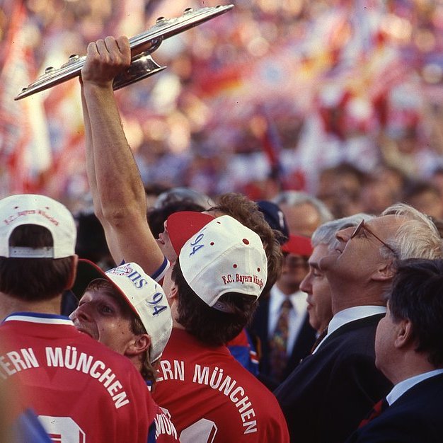 Edmund Stoiber im Münchner Olympiastadion 1994, als der FC Bayern die Deutsche Meisterschaft gewinnt