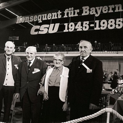 Ehrung von Gründungsmitgliedern anlässlich 40 Jahre CSU auf dem Parteitag „Konsequent für Bayern CSU 1945-1985“ am 22./23.11.1985 in München