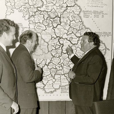 v.li. Max Streibl, Bruno Merk, Franz Josef Strauß und Alfons Goppel vor einer Karte Bayerns nach der Gebietsreform