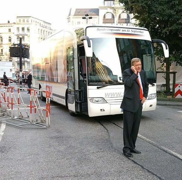 Michael Spreng vor dem Wahlkampf-Bus