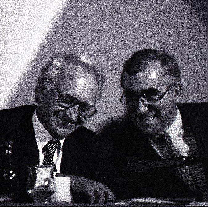 Edmund Stoiber und Theo waigel auf dem CSU-Parteitag am 08./09.10.1993 in München