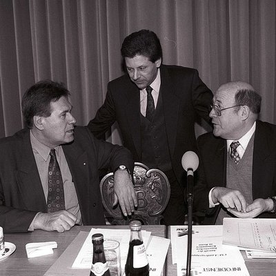 Postminister Wolfgang Bötsch mit dem Parl. Geschäftsführer Eduard Oswald und dem Vorsitzenden Michael Glos der CSU-Landesgruppe (v.re.) auf deren Fachtagung "Kommunen" am 26.2.1996.