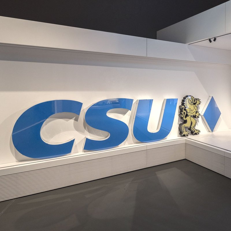 Die „CSU-Bühne“ in der Dauerausstellung mit dem Logo des Gebäudes der CSU-Landesleitung in der Nymphenburger Straße