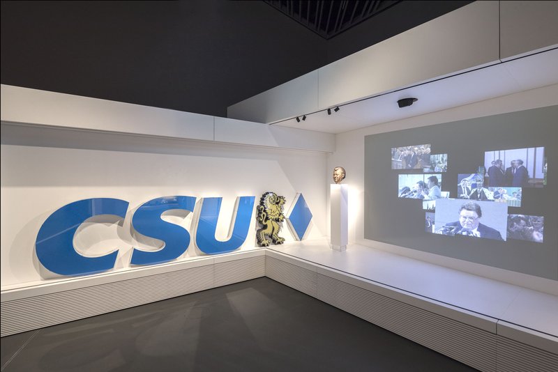 Die „CSU-Bühne“ in der Dauerausstellung mit dem Logo des Gebäudes der CSU-Landesleitung in der Nymphenburger Straße