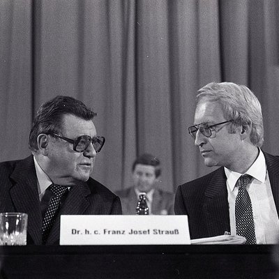 Die späteren CSU-Kanzlerkandidaten Franz Josef Strauß (1980) und Edmund Stoiber (2002) auf dem CSU-Parteitag am 28.09.1979 in München