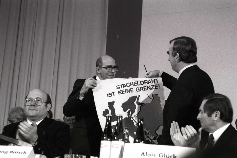 Otto von Habsburg überreicht dem Parteivorsitzenden Theo Waigel auf dem CSU-Parteitag am 17./18.11.1989 das Plakat "Stacheldraht ist keine Grenze"