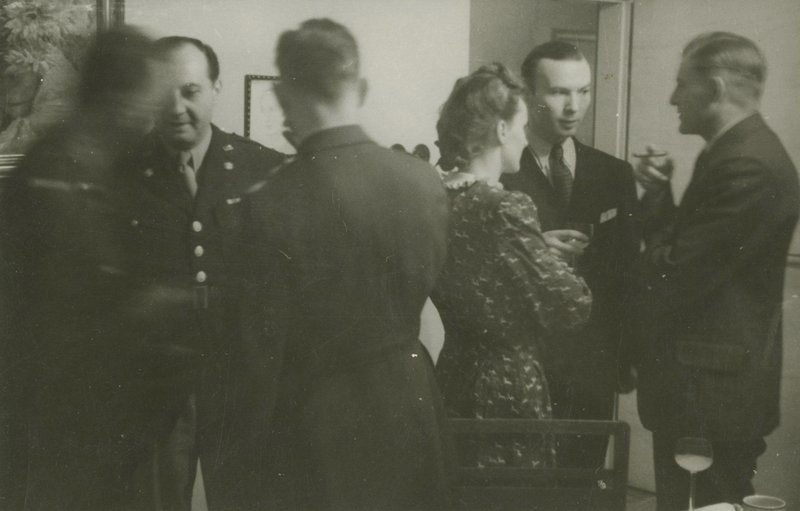 Franz Josef Strauß mit Vertretern der amerikanischen Militärregierung 1945