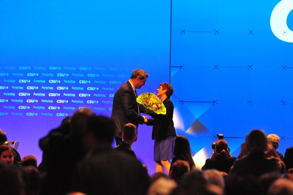 Der neue CSU-Parteivorsitzende Markus Söder mit der CDU-Parteivorsitzenden Annegret Kramp-Karrenbauer auf dem CSU-Parteitag 