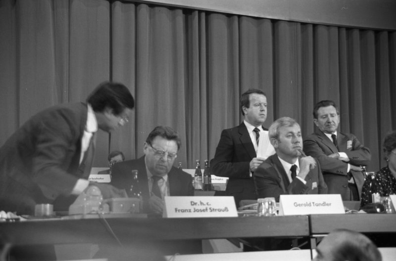 Manfred Baumgärtel neben Franz Josef Strauß auf dem CSU-Parteitag am 19./20.10.1984 in MünchenManfred Baumgärtel neben Franz Josef Strauß auf dem CSU-Parteitag am 19./20.10.1984 in München