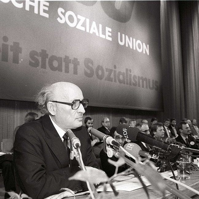 Der erste Vorsitzende der DSU, Hans-Wilhelm Ebeling, auf dem Parteitag der DSU im Leipziger Opernhaus am 16./17.2.1990