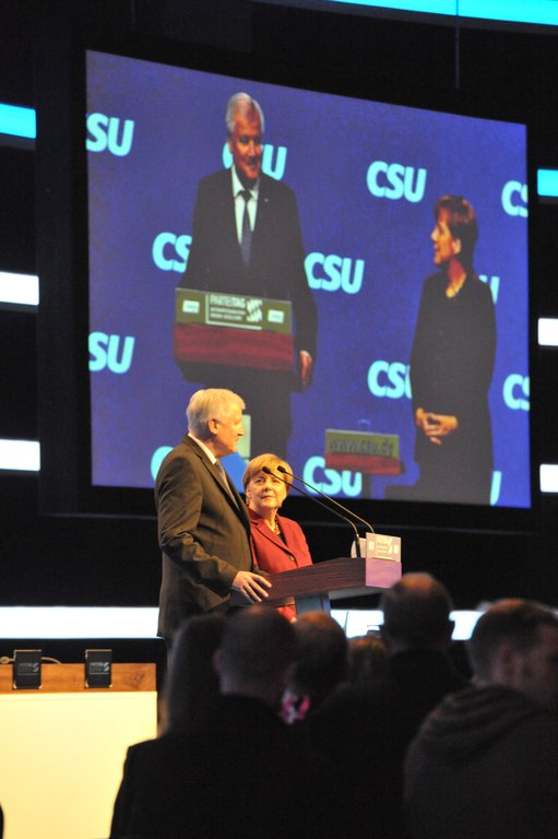 Der CSU-Parteivorsitzende Horst Seehofer und die CDU-Parteivorsitzende Angela Merkel auf dem CSU-Parteitag 2015
