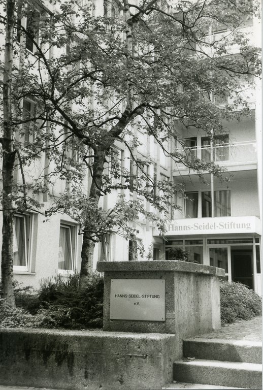 Eingangsbereich der ehemaligen CSU-Landesleitung in der Lazarettstraße, seit 1979 Sitz der Hanns-Seidel-Stiftung