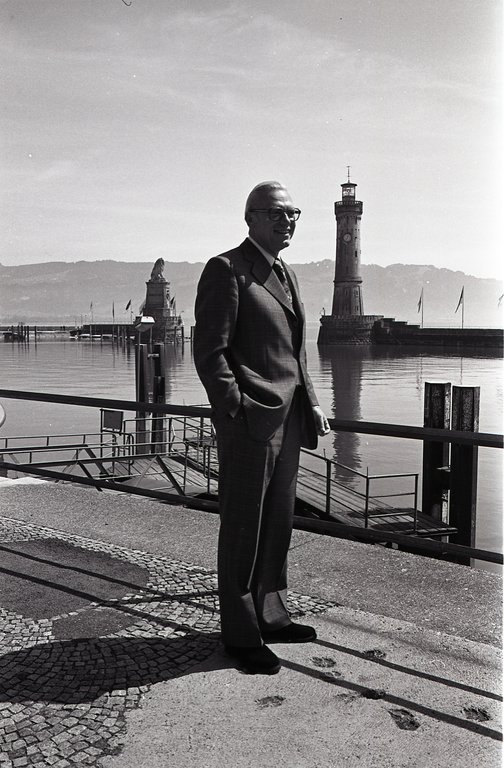 Franz Heubl vor der Hafeneinfahrt in Lindau, das er ab 1958 im Landtag vertritt